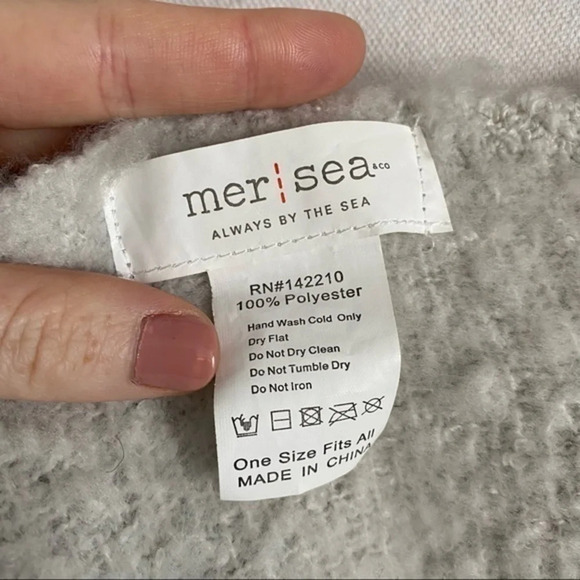 Mer Sea • Grey Ombré Cozy Large Scarf - Picture 7 of 7